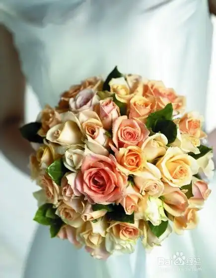 霸气女子跪地大胆求婚戒男子怎样能够求婚成功