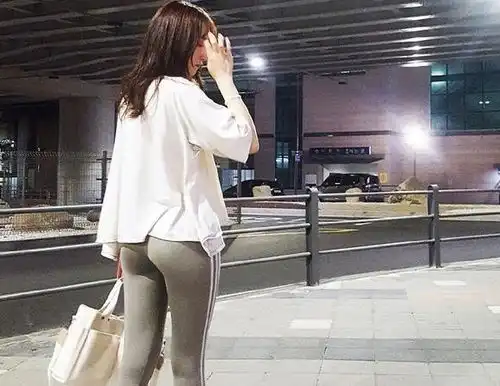 紧身打底裤典雅的打扮,穿着随意舒适