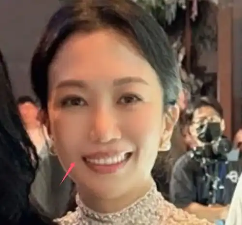 萧敬腾婚礼内场51岁新娘生图太年轻,女宾客和新郎合影惹争议