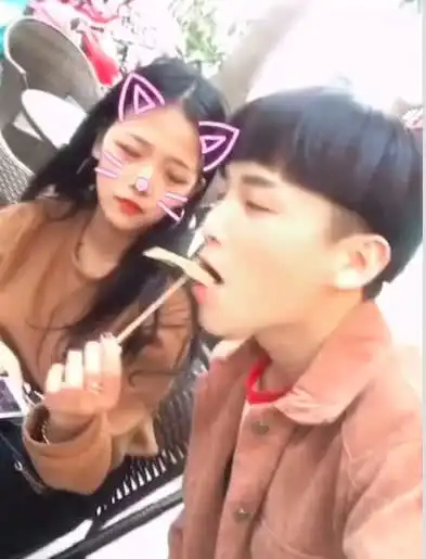 网红男子凭长得帅到处勾搭亲吻美女,女子无一拒绝,甚至投怀送抱