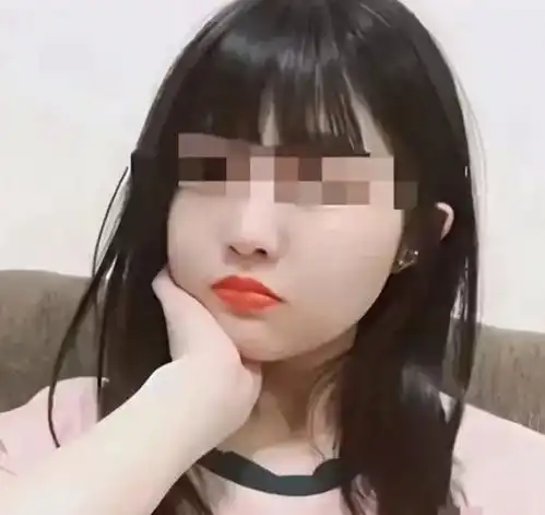 情侣在画室做不雅之事,结果被人拍下发网上曝光,女主还挺漂亮