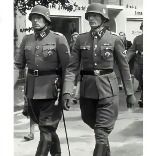 二战时期,两个党卫军军官照片,军装佩戴步兵突击章和铁十字勋章