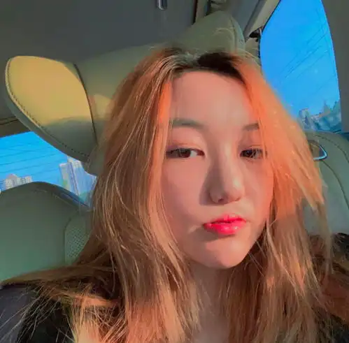 李亚鹏现身餐厅被偶遇,看起来心事重重显憔悴,不见女友海哈金喜