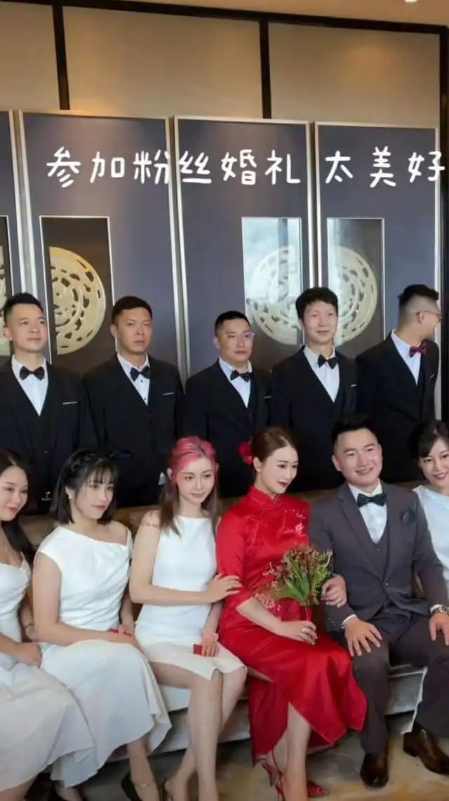 千万级美女网红参加男粉丝婚礼,当伴娘出尽风头新娘现场太尴尬