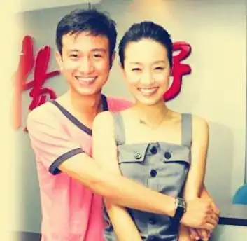 网友偶遇37岁文章,穿搭简约前卫,有长发美女陪同