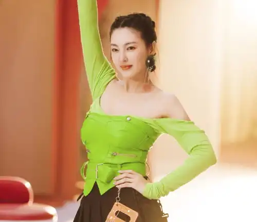 张雨绮新综艺路透照,漫画风造型可爱十足,生图下的腿我没眼花