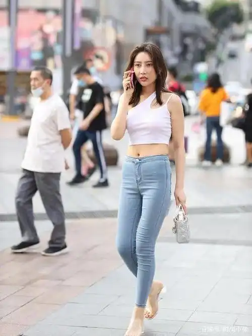 微胖女生穿白衬衫和牛仔裤,简约时尚,清新显瘦