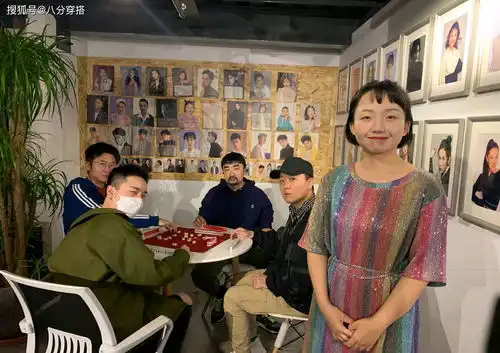 自信的女孩最美丽,辣目洋子一袭黑白手绘抹胸裙,优雅大气超惊艳