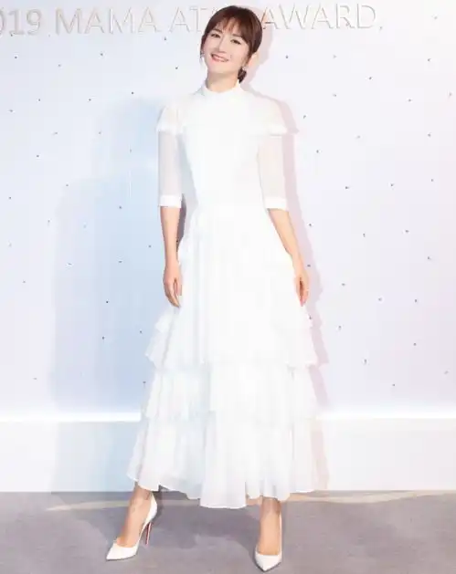 不是我吹,谢娜这条白色裙子除了清新减龄,没别的优点了