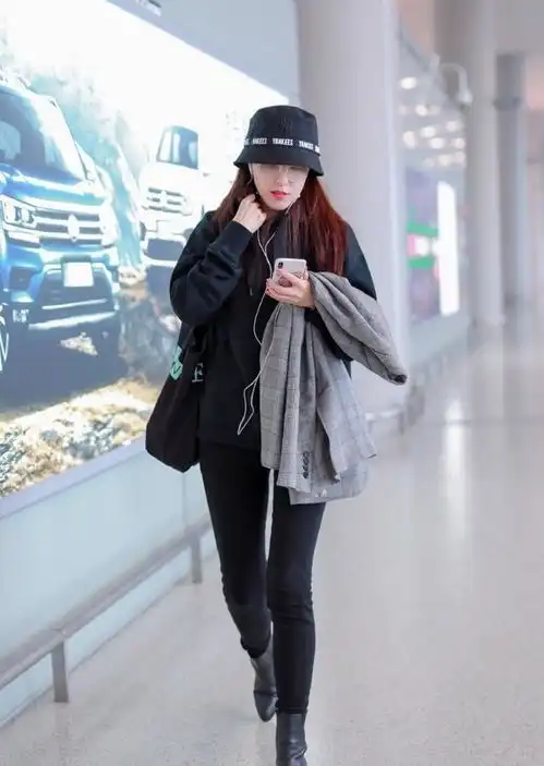 曾黎罕见走机场,穿牛仔外套走机场,44岁带儿童保温杯太抢镜