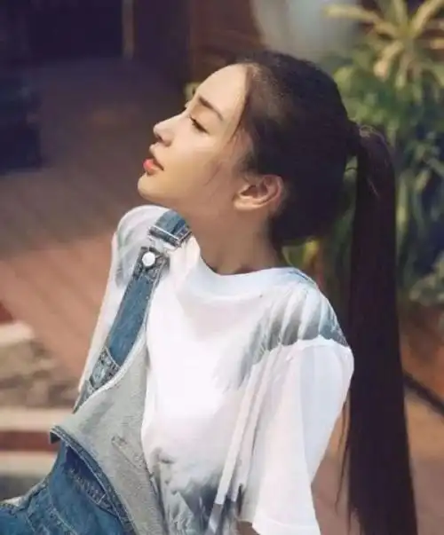 女人扎马尾时,尽量少犯这3个错误,不然容易秃头还显老