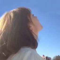 孤独背影看海女头像