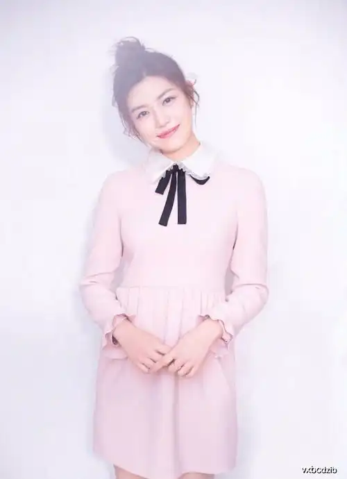 陈妍希现身活动气质优雅迷人,皮肤更是白嫩得吹弹可破