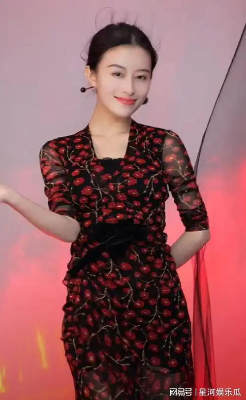 00后美女网红与80后姑姑合体跳舞,网友傻傻分不清姐妹花哦买噶