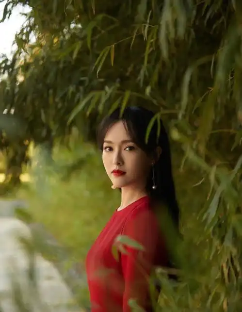 辣妈唐嫣气场太强,红色礼服裙成熟优雅,一颦一笑惹心动
