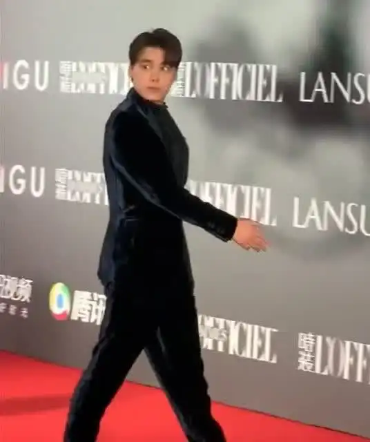 李易峰以一身纯黑色西装亮相时装活动,网友长得帅就是百搭