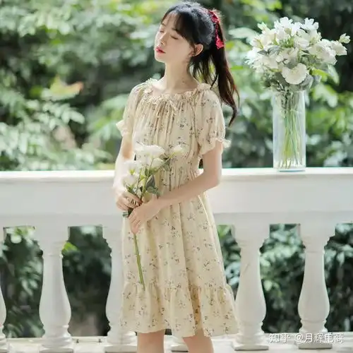 夏天想要穿出元气少女风,来件小清新连衣裙,干净清爽又减龄