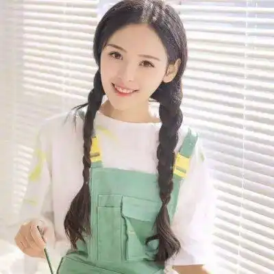 可爱搞怪的女生头像有一部分是剪刀手的