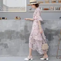 30岁女人的轻熟味,全在一条碎花连衣裙