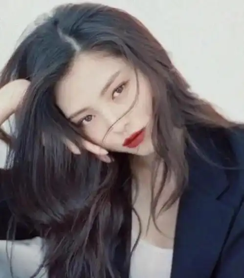 在财阀操控的韩国娱乐圈中,漂亮的女明星韩素希能够独善其身吗