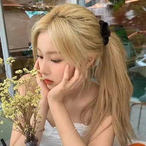 氛围超绝的纯欲女生头像集