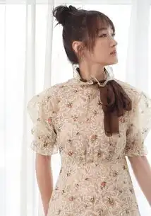 48岁杨钰莹上谢娜新综艺捞金过气女明星穿宫廷花裙扮嫩成功