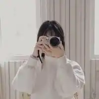女生白色简约头像毛衣