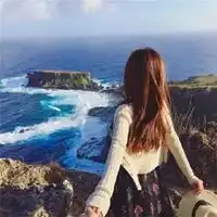 qq头像女生海边背影长发披肩
