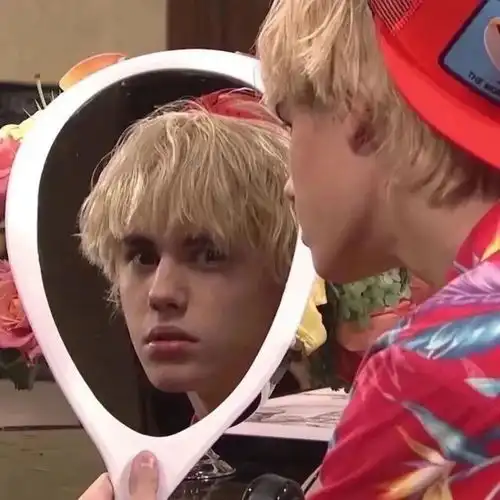 ins头像别看我每天发朋友圈很闲的样子