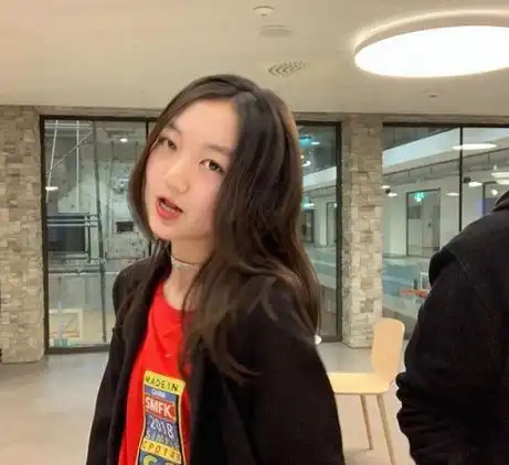 李嫣回国度假晒自拍美照,被称赞越来越漂亮,和王菲太像了