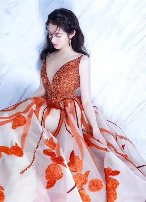 关晓彤闪光锦鲤裙够喜庆超长裙摆红色点缀仙气飘飘