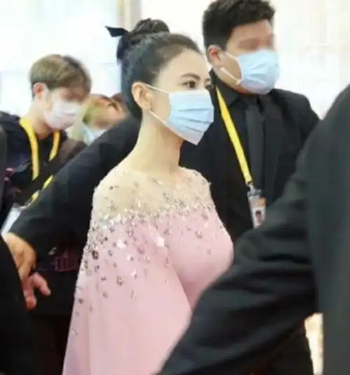 高圆圆生图这颜值绝了,穿粉色披肩裙仙气飘飘,明媚温柔看着舒服