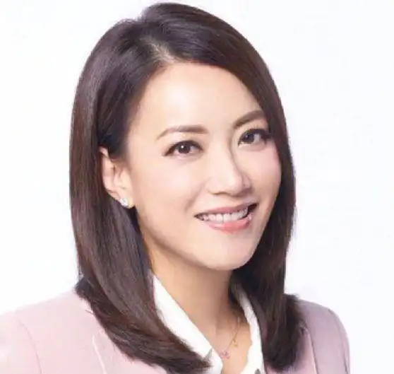 她是陪了谢霆锋23年的女人,未婚生下私生女,现在48岁风韵犹存