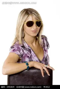 椅子后戴着墨镜的金发女士图片免费下载红动网