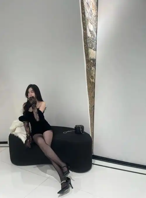 会打扮的女生,一颦一笑尽是优雅
