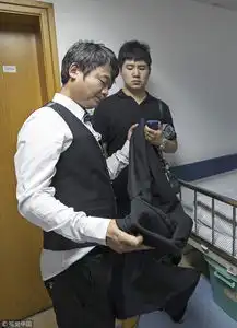 郑州小伙为白血病女友办病房婚礼女子中途病逝