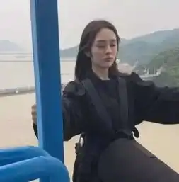 最佛系的蹦极女孩走红,意外撞脸各路女星,网友最贵的脸