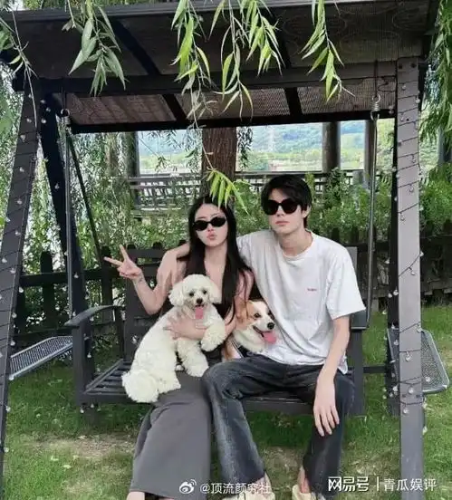 美女网红小黑晒出了与王思聪外出烧烤的画面