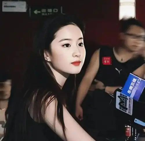 自杀夺女,一手捧红刘亦菲,神仙妈妈刘晓莉比你想象中的更狠