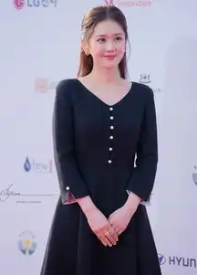 39岁张娜拉罕见亮相穿小黑裙少女感不减,不愧是韩版赵丽颖