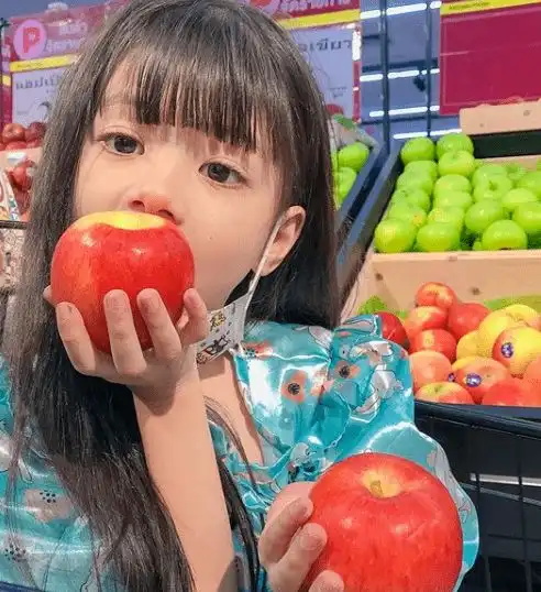 泰国6岁小萝莉凭借一组照片火爆ins,网友直呼又来骗我们生女儿
