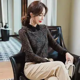 女人过了45岁,不要穿的太花俏,这样的小衫,不俗气美的刚刚好