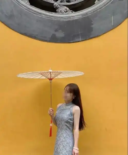 女网红变身佛媛,穿着不雅逛寺庙打卡炫富,工人日报实际为了骗流量