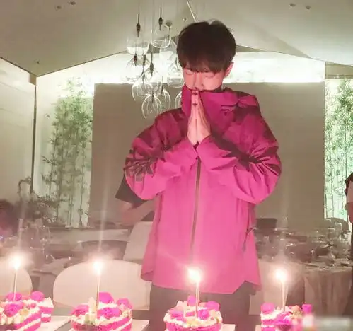 肖战生日驾到,父母不远万里团聚,一家三口同框超温馨