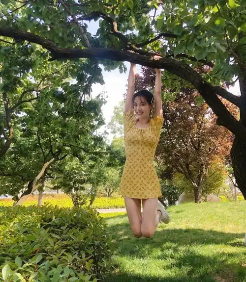 穿zara的钟楚曦又纯又欲,她的私照给我种了一片草原