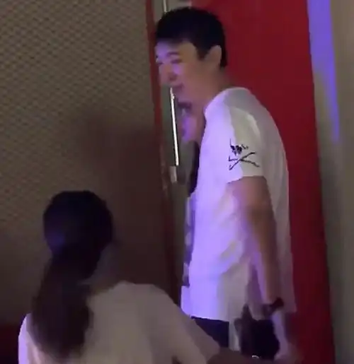 王思聪携四美女打保龄球,女伴之间争风吃醋拽着王思聪不放