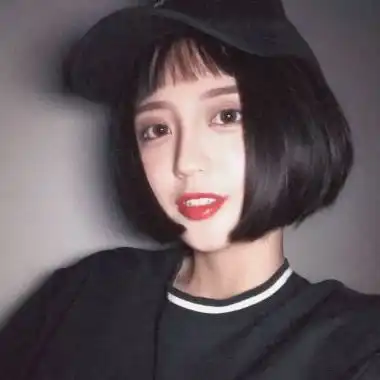 黑衣黑帽短发淑女