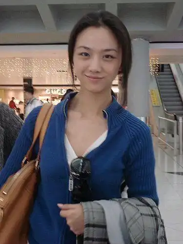 汤唯带三个女儿吃饭被拍,素颜肤色暗黄但紧致,不修图气质优雅