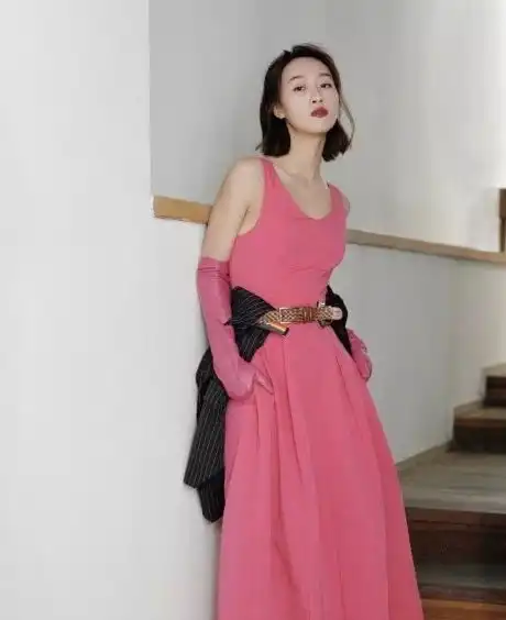 蓝盈莹身材比例真好,戴墨镜帅到飞起,今日份的酷女孩送达