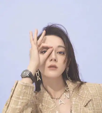 迪丽热巴换风格走酷帅路线,湿发高马尾,可拉链没拉好怎么回事